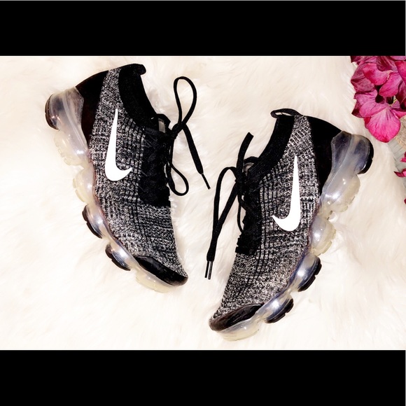 NIKE Vapormax Flyknit Black and White Sneaker - Picture 4 of 8